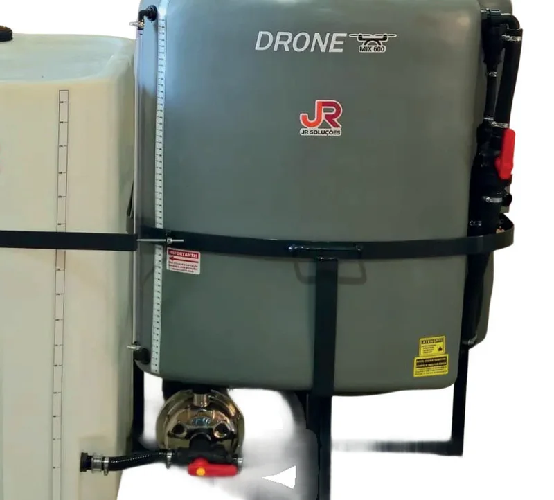 Mixer Drone Pickup 600 XT de JR Soluções: tanque mezclador de 600 L con tanque de agua limpia